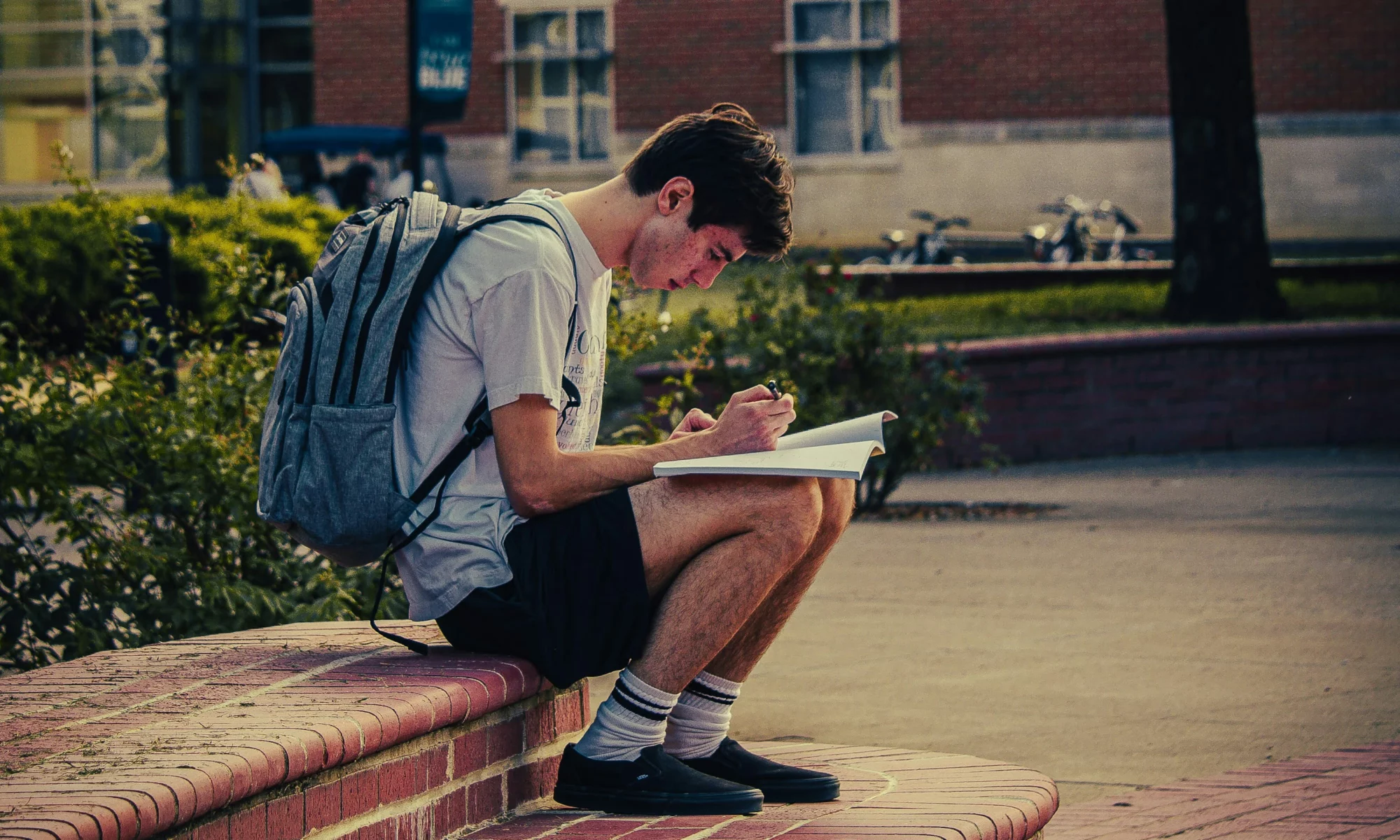 Un élève concentré sur son exercice de maths pour chercher, essayer