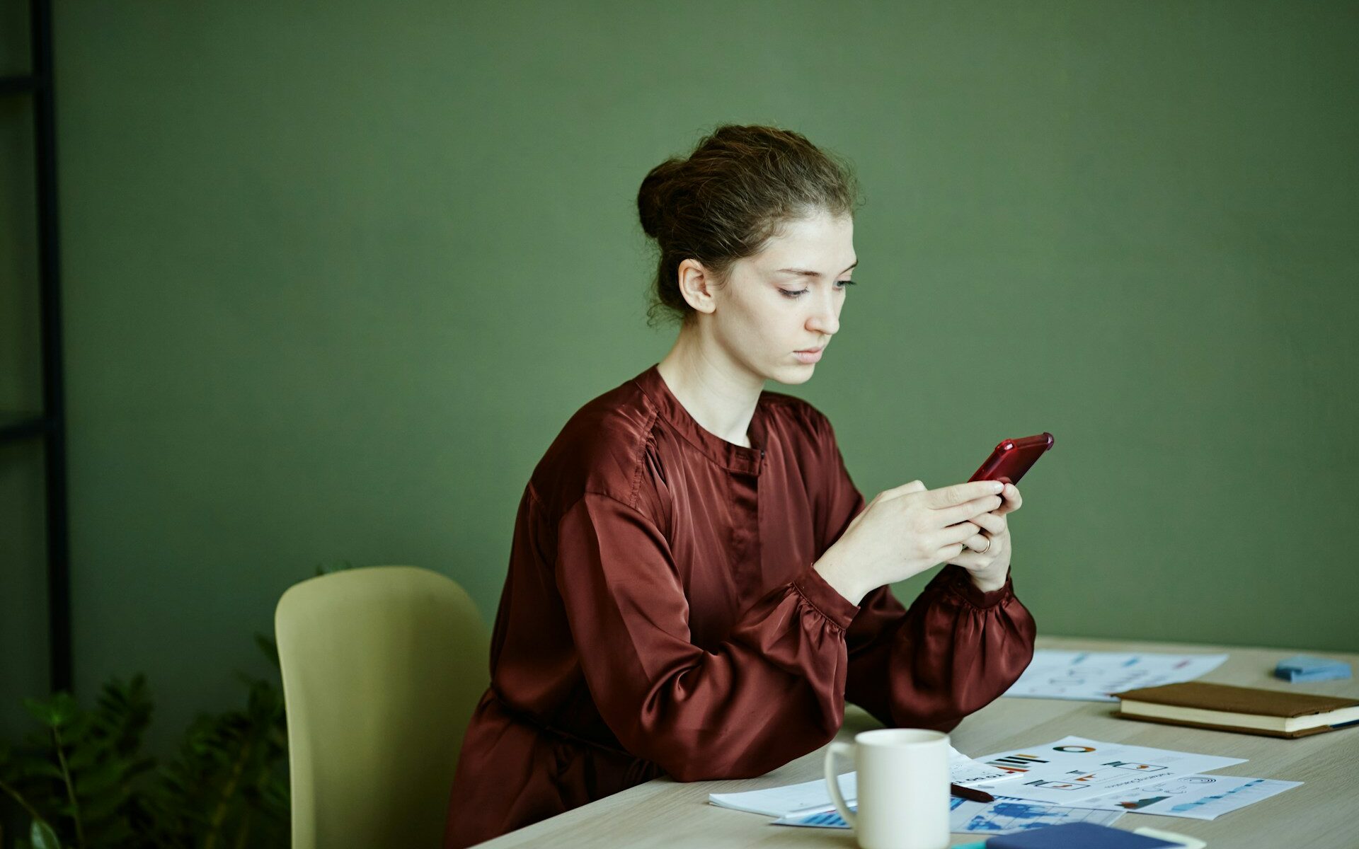 Personne qui doute devant un chiffre choc affiché sur son téléphone