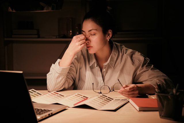 Lycéen fatigué qui termine ses devoirs tard le soir