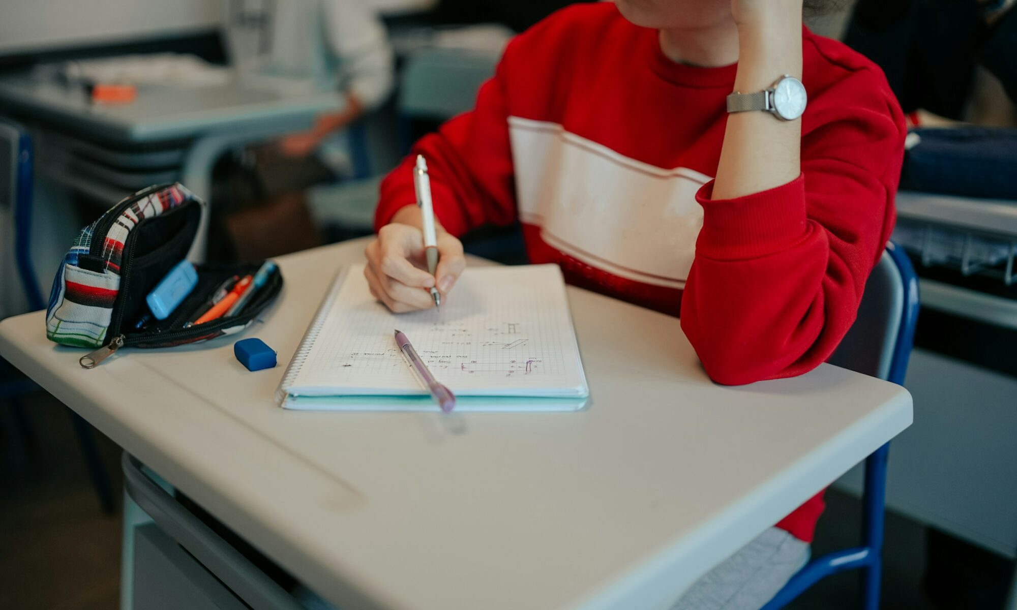 Élève rédigeant sa copie lors d'une épreuve de maths du brevet 2027