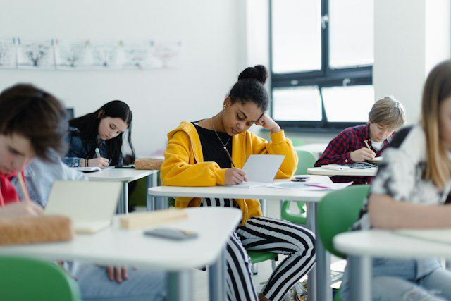 Salle d'examen au petit matin, les épreuves du brevet et du bac 2027 commençant à 8 heures